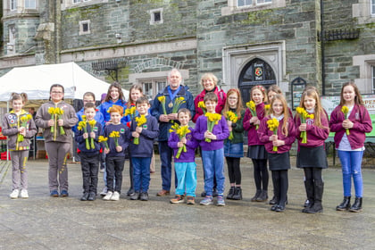 Children’s garlands judged by mayor