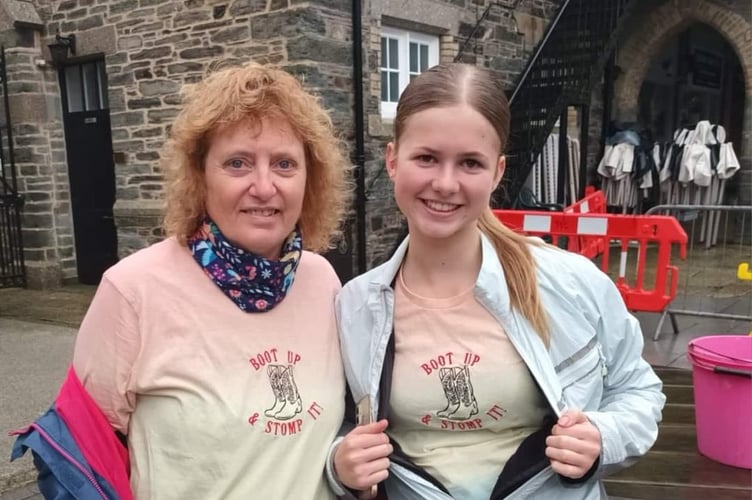 Dotty King and Lauren Blamey at the start of the charity run in aid of Cancer Research after Dotty's cancer diagnosis.